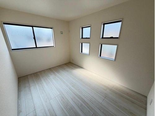 　のその他|■現地写真■
大きな窓がございますので、明るい室内となっております♪