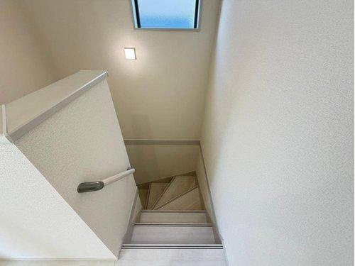 　の内装|■現地写真■
家族に優しい手すり付き階段♪手すりには安全のほかにも身体への負担の軽減という大きな役割があります♪