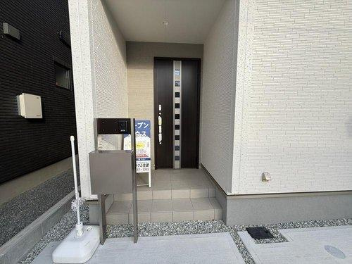 　の玄関|■現地写真■
玄関はスマートキー対応のドアとなっています、荷物が多い時など大変便利に活用頂けます♪