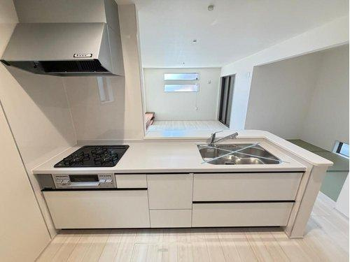 　のキッチン|■現地写真■
家族のコミュニティスペースです♪カウンターキッチンからお子様の様子も見れるので安心ですね♪