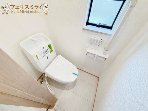 Heartful Town　明石市魚住町西岡１８４６番地　全５棟（明石）のトイレ|■現地写真・A号棟■
節水ウォシュレット♪便ふたオート開閉で清潔＆快適です♪節水機能もありお掃除楽々凸凹も少ないです♪
