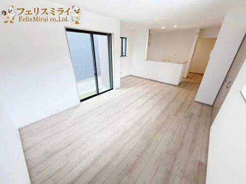 Heartful Town　明石市魚住町西岡１８４６番地　全５棟（明石）の居間・リビング|■現地写真・A号棟■
明るいリビング♪
ペアガラスなので防音・断熱もばっちりです♪