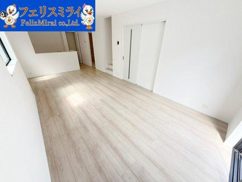 Heartful Town　明石市魚住町西岡２４５８番の居間・リビング|■現地写真・A号棟■
約１９帖のリビング♪
日当たり抜群です♪