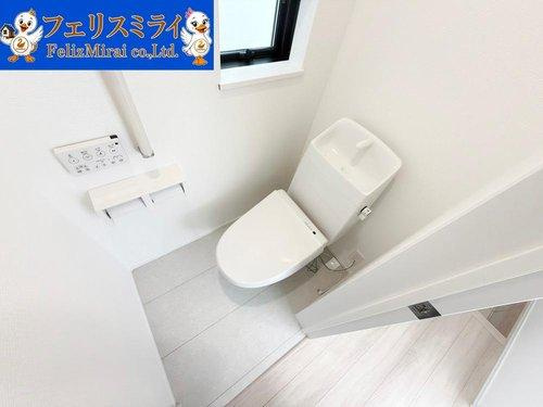 Heartful Town　明石市魚住町西岡２４５８番のトイレ|■現地写真・A号棟■
節水ウォシュレット♪便ふたオート開閉で清潔＆快適です♪節水機能もありお掃除楽々凸凹も少ないです♪