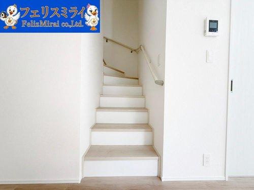 Heartful Town　明石市魚住町西岡２４５８番の内装|■現地写真・A号棟■
家族に優しい手すり付き階段♪手すりには安全のほかにも身体への負担の軽減という大きな役割があります♪
