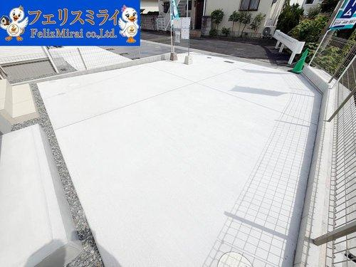 Heartful Town　明石市魚住町西岡２４５８番の駐車場|■現地写真・A号棟■
普通車駐車２台可♪
前面道路は交通量が少なく駐車しやすいです♪