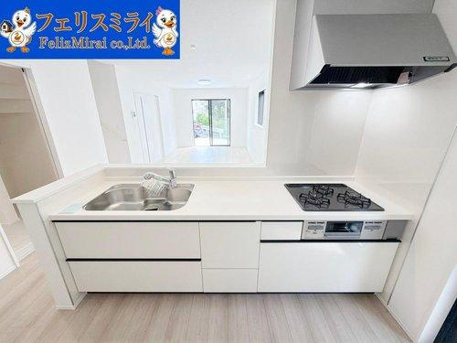 Heartful Town　明石市魚住町西岡２４５８番のキッチン|■現地写真・A号棟■
天板の広いキッチン♪