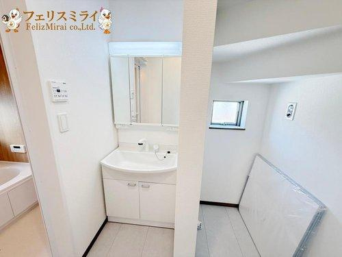 Heartful Town　明石市二見町東二見１３１０番　全６棟の洗面所|■現地写真・B号棟■
三面鏡の洗面化粧台♪
朝のセットに困りません♪