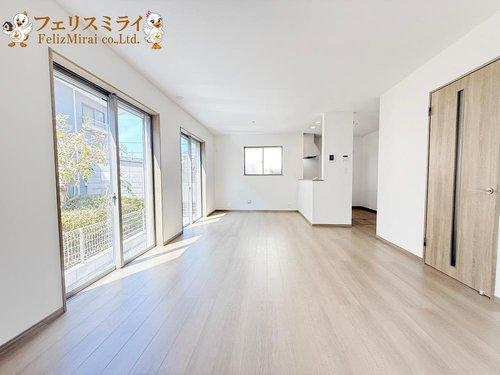 Heartful Town　明石市二見町東二見１３１０番　全６棟の居間・リビング|■現地写真・A号棟■
明るいリビング♪
ペアガラスなので防音・断熱もばっちりです♪
