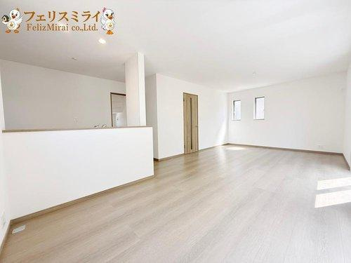 Heartful Town　明石市二見町東二見１３１０番　全６棟の居間・リビング|■現地写真・B号棟■
約１８．５帖のリビング♪
日当たり抜群です♪