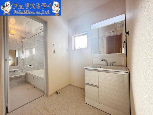 　の洗面所|■現地写真■
くもり止めヒーター付で 朝シャンもできるワイドタイプのドレッサー♪使いやすい高さに設定しています♪
