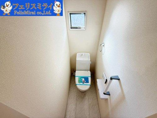 　のトイレ|■現地写真■
節水ウォシュレット♪便ふたオート開閉で清潔＆快適です♪節水機能もありお掃除楽々凸凹も少ないです♪