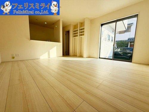 　の居間・リビング|■現地写真■
明るいリビング♪
ペアガラスなので防音・断熱もばっちりです♪