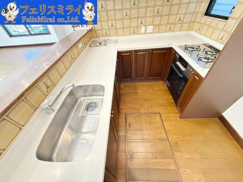 神戸市須磨区北落合６丁目のキッチン|■現地写真■
この字型の大きなキッチン♪