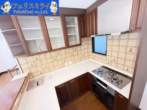 神戸市須磨区北落合６丁目のキッチン|■現地写真■
吊戸棚もあり収納スペース充実しております♪