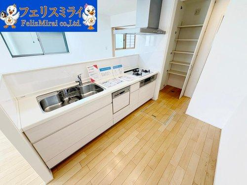 神戸市西区今寺２２-１７のキッチン|■現地写真■
キッチン横にはパントリーが御座います♪