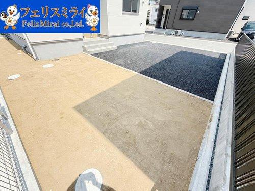 　の駐車場|■現地写真・２号棟■
お車並列で2台駐車可能＋お庭スペースが御座います♪