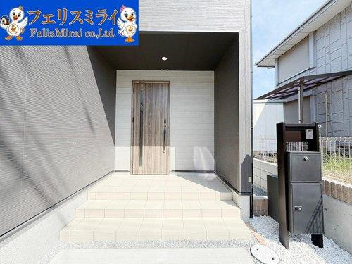 LiGNAGE　神戸市西区伊川谷町潤和２５－1期の玄関|■現地写真・２号棟■
スマートキー対応の玄関ドア♪
宅配ボックス完備の機能門柱！！