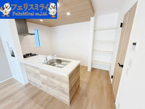 LiGNAGE　神戸市西区伊川谷町潤和２５－1期のキッチン|■現地写真・２号棟■
キッチンの後ろにはパントリーが御座います♪