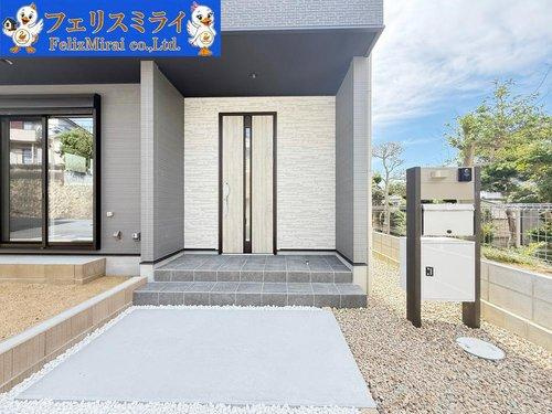 三木市志染町中自由が丘第２の玄関|■現地写真■
宅配ボックス完備♪
タッチで開くスマートドア採用の玄関◎