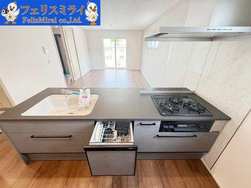 三木市志染町中自由が丘第２のキッチン|■現地写真■
天板が広くお料理のしやすいキッチン♪
食洗器完備♪