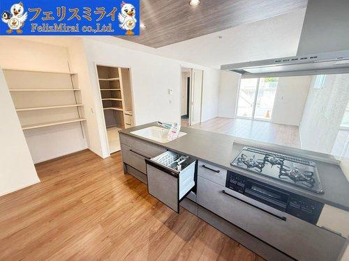三木市志染町中自由が丘第２のキッチン|■現地写真■
キッチン横にはパントリースペースもあります◎