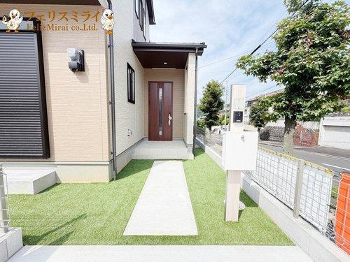 　の玄関|■現地写真■
重厚感のある玄関ドア♪
