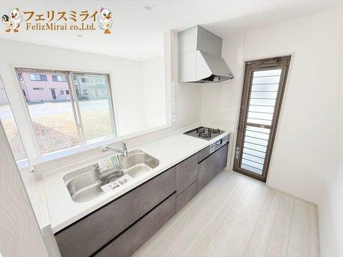 Heartful Town　三木市岩宮のキッチン|■現地写真・M号棟■
キッチンのスペースは大変広々としています♪