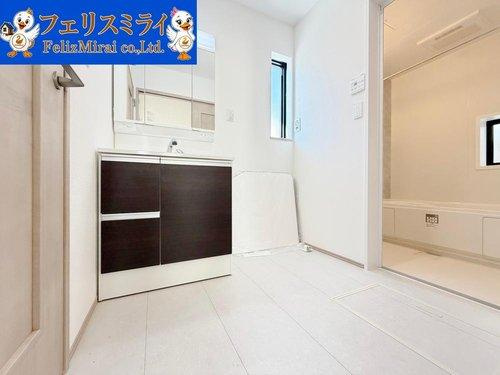 　の洗面所|■現地写真・B号棟■
くもり止めヒーター付で 朝シャンもできるワイドタイプのドレッサー♪使いやすい高さに設定しています♪