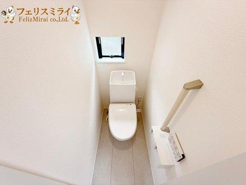 　のトイレ|■現地写真・B号棟■
節水ウォシュレット♪便ふたオート開閉で清潔＆快適です♪節水機能もありお掃除楽々凸凹も少ないです♪