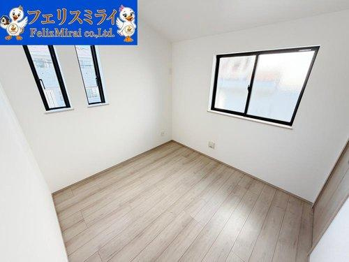 　のその他|■現地写真・B号棟■
２階のお部屋でございます♪
大きな窓がございますので採光、通風ともに良好でございます♪