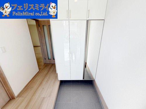 　の玄関|■現地写真・B号棟■
たっぷり収納シューズキャビネット♪高さも調節できるので、ロングブーツも収納できます♪