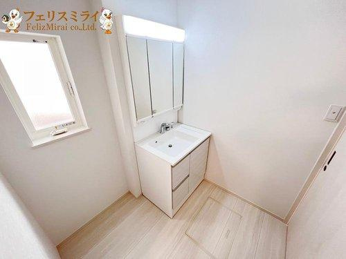 First Town　神戸市西区北別府第１０の洗面所|■現地写真■
三面鏡の洗面化粧台♪
収納棚を置けるスペースが充分に御座いますので、タオルや着替えを置いておけるので非常に便利です♪