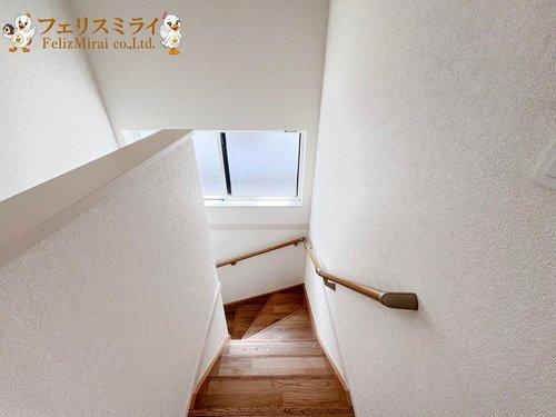 First Town　神戸市西区北別府第１０の内装|■現地写真■
家族に優しい手すり付き階段♪手すりには安全のほかにも身体への負担の軽減という大きな役割があります♪