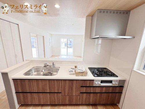First Town　神戸市西区北別府第１０のキッチン|■現地写真■
天板の広いキッチン♪
折り下げ天井がお洒落です♪