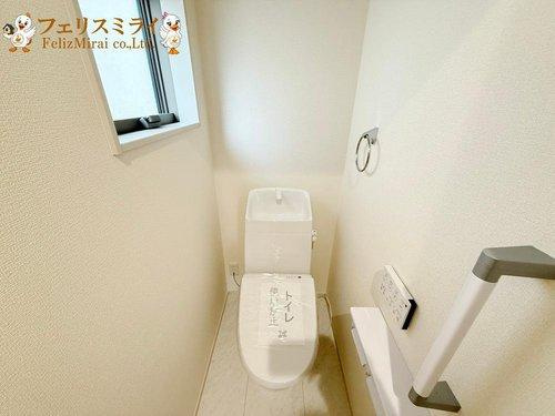 Ｌｉｖｅｌｅ Ｇａｒｄｅｎ　神戸市須磨区北落合２期　全５棟のトイレ|■現地写真・１号棟■
節水ウォシュレット♪便ふたオート開閉で清潔＆快適です♪節水機能もありお掃除楽々凸凹も少ないです♪
