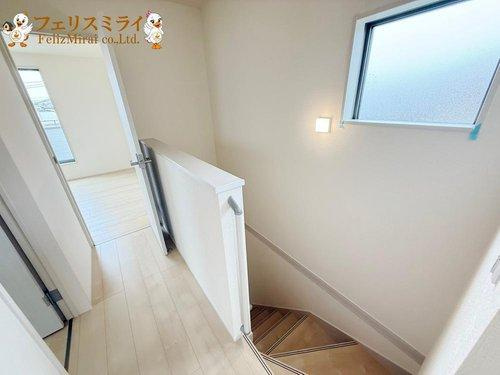 Ｌｉｖｅｌｅ Ｇａｒｄｅｎ　神戸市須磨区北落合２期　全５棟の内装|■現地写真・１号棟■
階段には手すりもあり安心です♪
