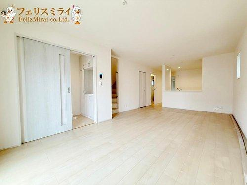 Ｌｉｖｅｌｅ Ｇａｒｄｅｎ　神戸市須磨区北落合２期　全５棟の居間・リビング|■現地写真・１号棟■
ワックス不要のフローリングでお手入れも楽チン♪日当たり抜群のリビングで会話も弾みますね♪
