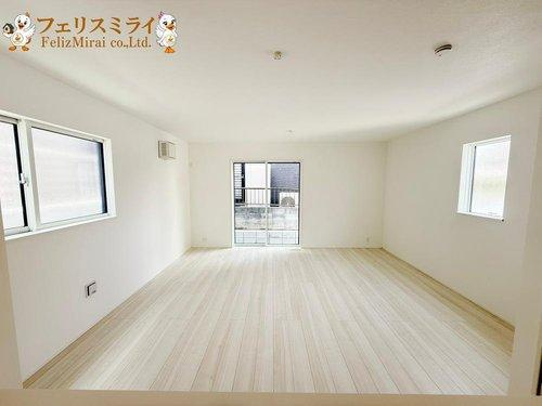 LiGNAGE　明石市松が丘３丁目２４-１期　全２棟の居間・リビング|■現地写真・１号棟■
ワックス不要のフローリングでお手入れも楽チン♪日当たり抜群のリビングで会話も弾みますね♪