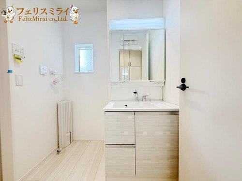 LiGNAGE　明石市松が丘３丁目２４-１期　全２棟の洗面所|■現地写真・１号棟■
くもり止めヒーター付で 朝シャンもできるワイドタイプのドレッサー♪使いやすい高さに設定しています♪