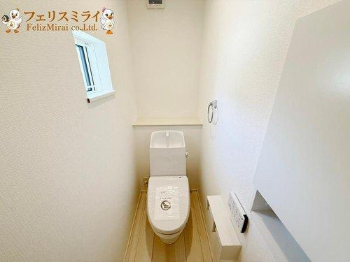 LiGNAGE　明石市松が丘３丁目２４-１期　全２棟のトイレ|■現地写真・１号棟■
節水ウォシュレット♪便ふたオート開閉で清潔＆快適です♪節水機能もありお掃除楽々凸凹も少ないです♪