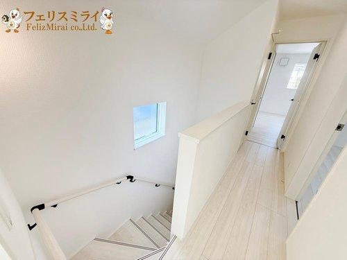 LiGNAGE　明石市松が丘３丁目２４-１期　全２棟の内装|■現地写真・１号棟■
家族に優しい手すり付き階段♪手すりには安全のほかにも身体への負担の軽減という大きな役割があります♪