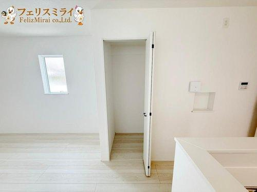 LiGNAGE　明石市松が丘３丁目２４-１期　全２棟の収納|■現地写真・２号棟■
リビングにも収納スペースが完備されています♪