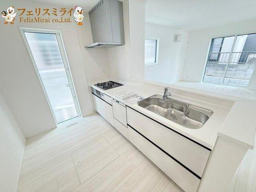 LiGNAGE　明石市松が丘３丁目２４-１期　全２棟のキッチン|■現地写真・１号棟■
キッチン横には収納完備〇