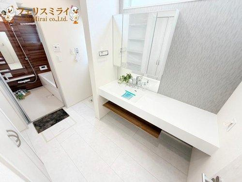 Blooming Garden 明石市魚住町中尾２期　全２棟の洗面所|■現地写真・１号棟■
大変広々とした洗面所♪
収納箇所には困りません♪