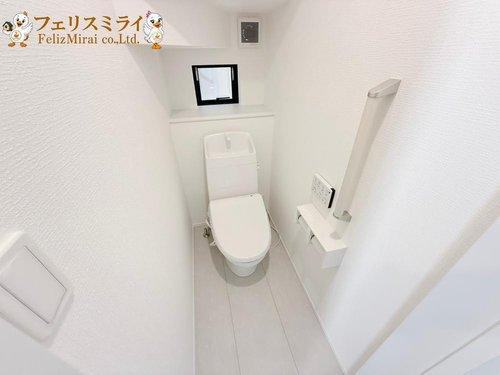 　のトイレ|■現地写真■
節水ウォシュレット♪便ふたオート開閉で清潔＆快適です♪節水機能もありお掃除楽々凸凹も少ないです♪