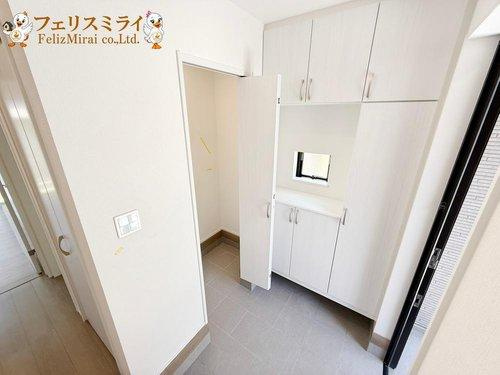 　の玄関|■現地写真■
たっぷり収納シューズボックス♪
シューズインクロークも御座います♪