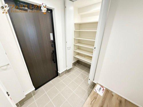 マリンホーム　神戸市北区山の街11　全６棟の玄関|■現地写真・５号棟■
たっぷり収納できるシューズボックス♪
玄関横には大容量のクローゼットが御座います♪