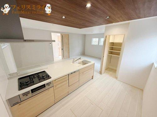 神戸市須磨区関守町第１のキッチン|■現地写真■
折り下げ天井がお洒落♪
