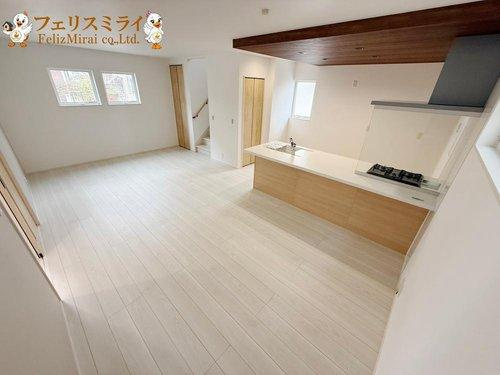 神戸市須磨区関守町第１の居間・リビング|■現地写真■
明るいリビング♪
しっかりと収納も御座います♪